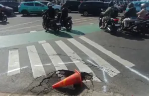 Jalan Amblas di Dewi Sartika Jakti Bahayakan Pengendara, Warga Minta Segera Diperbaiki