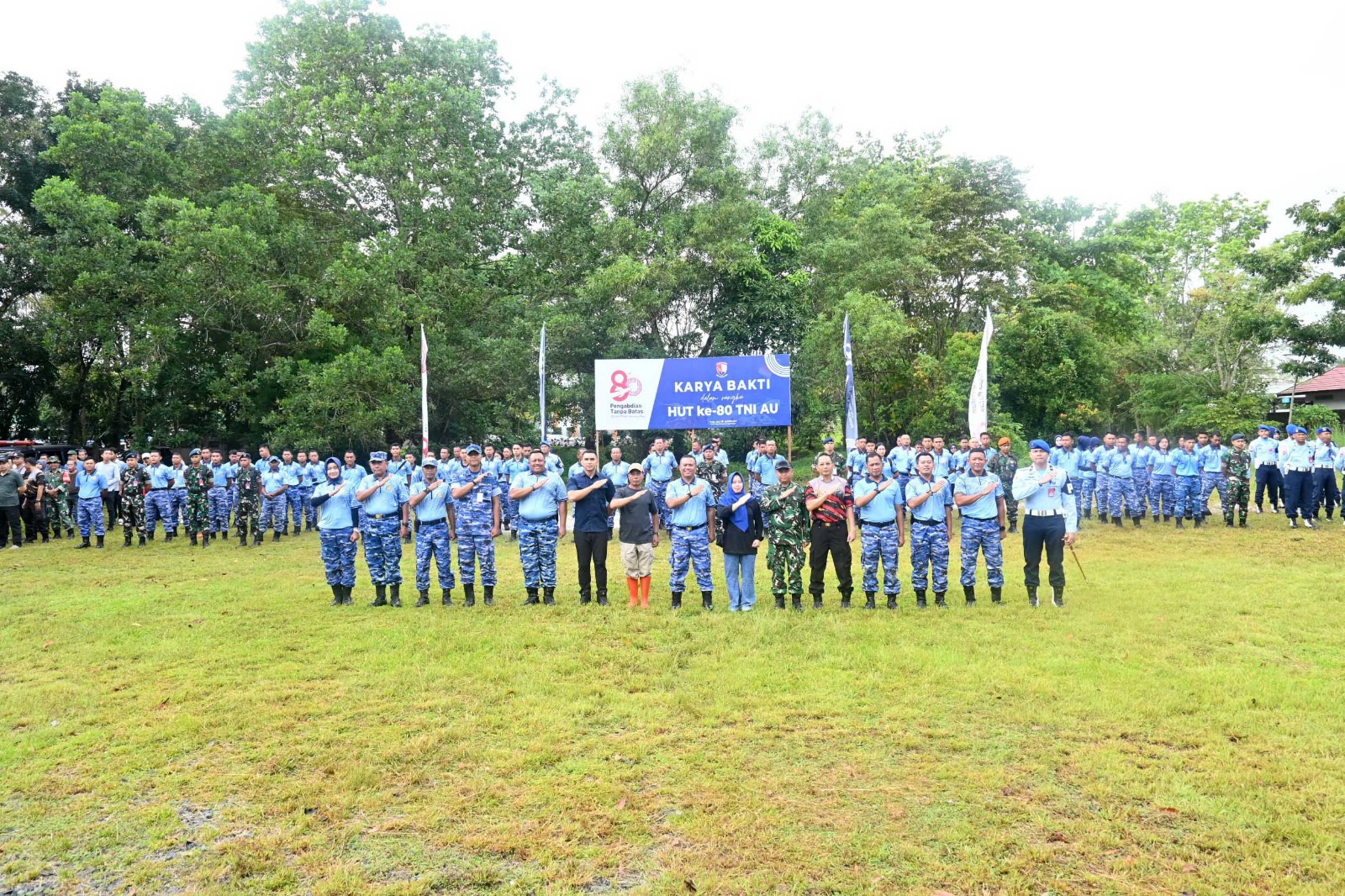 Sinergi TNI-Polri dan Masyarakat Peringati HUT ke-80 TNI AU, Lanud Sjamsudin Noor Gelar Karya Bakti di Pasar Ulin Raya Banjarbaru