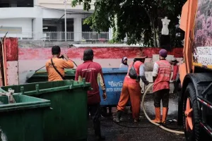 Pemkot Surabaya Ubah Jadwal Angkut Sampah ke Malam Hari, Kurangi Macet dan Bau