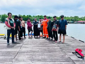 Terombang-ambing Selama Dua Hari karena Kapal Rusak, PHM Selamatkan 7 Nelayan di Selat Makassar 