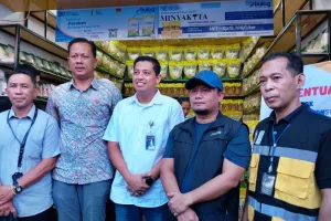 Bulog Gandeng Pasar Pabaeng-Baeng Atasi Kelangkaan Minyakita di Makassar.