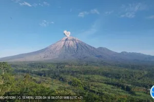 Gunung Semeru Erupsi Lagi, Abu Vulkanik Mengarah ke Barat Daya