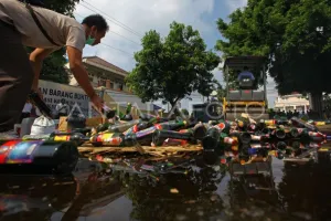 Polisi mengamankan dua pelajar SMA yang jualan minuman keras di Garut