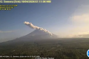 Gunung Semeru Erupsi Disertai Awan Panas Guguran Sejauh 4 Km