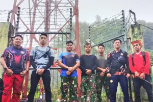Kantor SAR Natuna Uji Repeater di Puncak Gunung Ranai