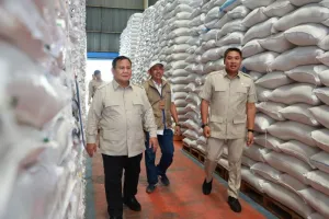 Wamentan Sudaryono Dampingi Presiden Prabowo Sidak Gudang Bulog Danurejo