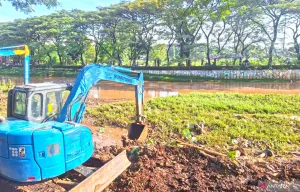 Cegah Banjir, Sudin SDA Jaksel Keruk Lumpur dan Sampah di Kali Cideng