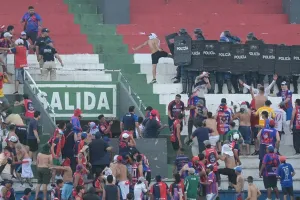 Kerusuhan Suporter Warnai Big Match Liga Paraguay, Laga Olimpia vs Cerro Porteño Terhenti