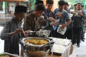 Program MBG di MIN 2 Malang: Siswa Antre Rapi Nikmati Makan Bergizi Gratis