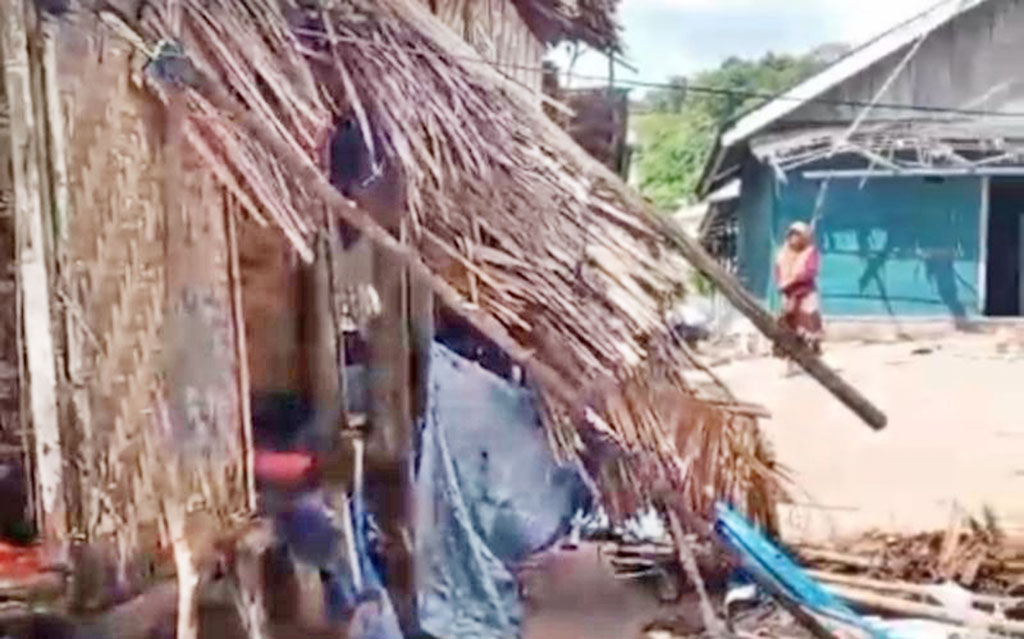 Suasana yang Tenang Tiba-tiba Berubah Riuh Ketika Laut Bergelombang Tinggi Lalu Menghantam Rumah-rumah yang Penghuninya Terlelap