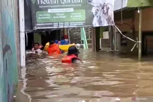Warga Kebon Pala Mulai Mengungsi karena Banjir Sudah Mencapai 1,75 Meter 