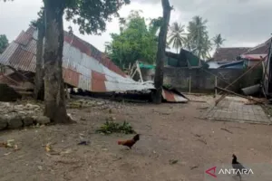 12 Rumah Warga Rusak Usai Dihajar Angin Kencang di NTB