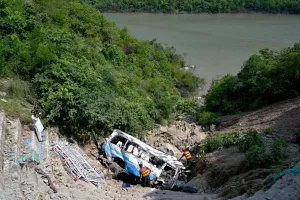 Bus 'Oleng' di Jalur Pegunungan Kashmir, 21 Nyawa Melayang