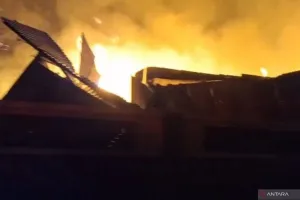 Kebakaran Gudang di Pulo Gebang Cakung Bikin Panik Warga, Api Berhasil Dipadamkan