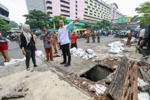 Mengembalikan Fungsi Jalan Stasiun Wonokromo Surabaya