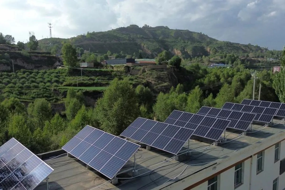 Pertumbuhan Energi Surya Mendorong Energi Terbarukan Global untuk Lampaui Energi Batubara pada Tahun 2025