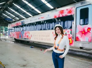 Rayakan Hari Kartini, KAI dan Kemenekraf Hadirkan Lukisan Karya Seniman Erika Richardo di Kereta Api