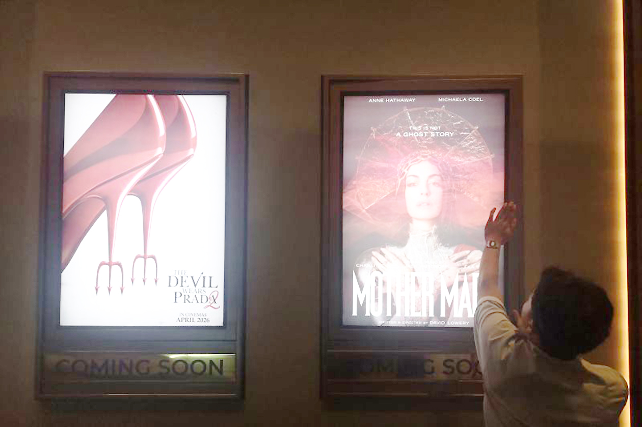 Anne Hathaway Menggila di Panggung, Intip Bocoran Film "Mother Mary" yang Siap Guncang Bioskop? — INDONESIA — ERYU PROJECT