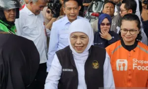 Khofifah Bagikan Sembako dan BBM Gratis untuk Ojek Online di Malang, Fokus Perkuat Ketahanan Keluarga