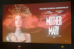 Suara Anne Hathaway Bikin Kaget, Penggemar di Jakarta: Nyanyi Oke, Tapi Tolong Jangan Berhenti Akting!