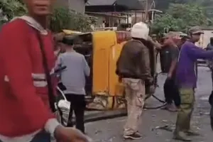 10 Orang Terluka akibat Truk Tabrak Angkot di Cipatat