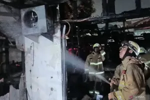 Kebakaran Hanguskan Empat Kios di Pulogebang, Gulkarmat Kerahkan 13 Mobil Damkar 