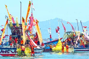 Di Tengah Minimnya Hasil Tangkapan, Nelayan Trenggalek Larung Sesaji 