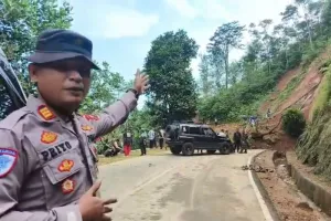 Longsor, Polisi Tutup Jalur Selatan Garut di Bungbulang