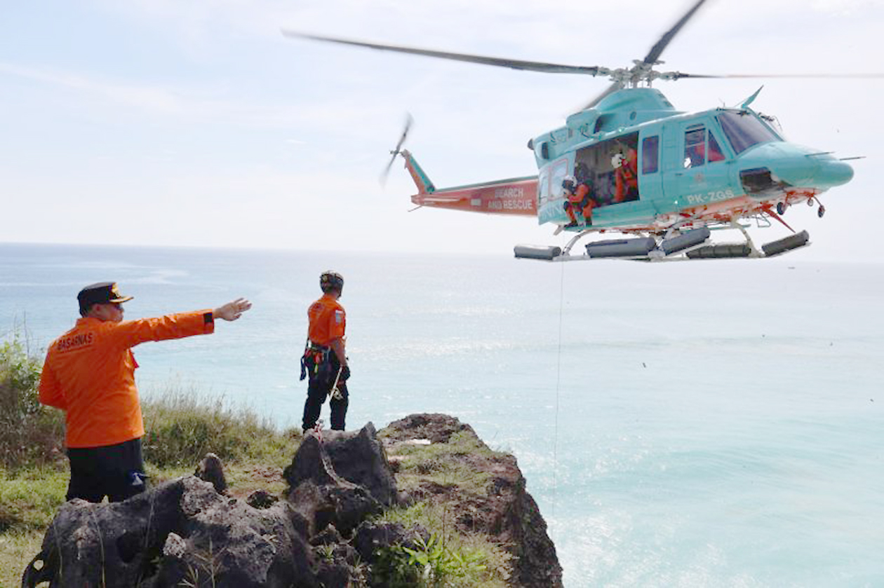 Detik-Detik Menegangkan, Helikopter Basarnas Bali Angkut 2 Turis Rusia dari Bawah Tebing Cemongkak? — INDONESIA — ERYU PROJECT