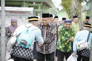 Haji 2026: Bupati Harda Kiswaya Lepas 354 Jamaah Sleman, Ingatkan Tantangan Cuaca Ekstrem
