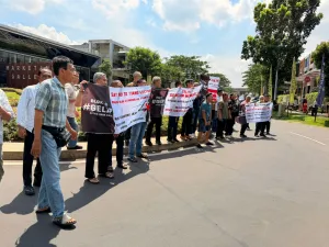 Sejumlah Warga CitraGran Cibubur Demo Pengembang PT SBM Terkait Jaringan Listrik