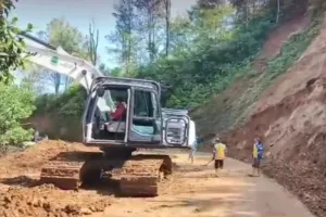 Jalur Bungbulang-Caringin Garut Dibuka Lagi, Longsor Sudah Dibersihkan