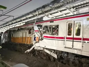 KRL Line Bekasi Tabrak Taksi Hijau, Penumpang Argo Bromo Anggrek Terdampak Perpindahan Jalur