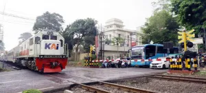 Melewati Perlintasan Sebidang, Pakar Berkendara Tekankan Etika 
