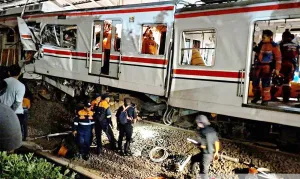 Mencekam, Basarnas Potong Badan Kereta Demi Selamatkan Penumpang Wanita yang Terjepit di Bekasi