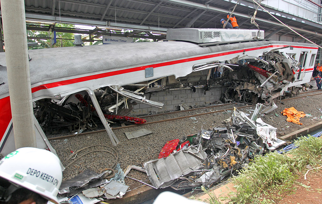 Pengendara Ceroboh Sering Terobos Rel? — INDONESIA — ERYU PROJECT