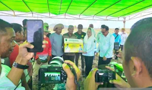 Bupati Natuna Cen Sui Lan Serahkan Bantuan Pupuk dan Pestisida untuk Korban Karhutla di Bunguran Batubi