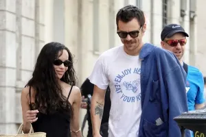 Harry Styles dan Zoë Kravitz Bertunangan Setelah 6 Bulan Pacaran