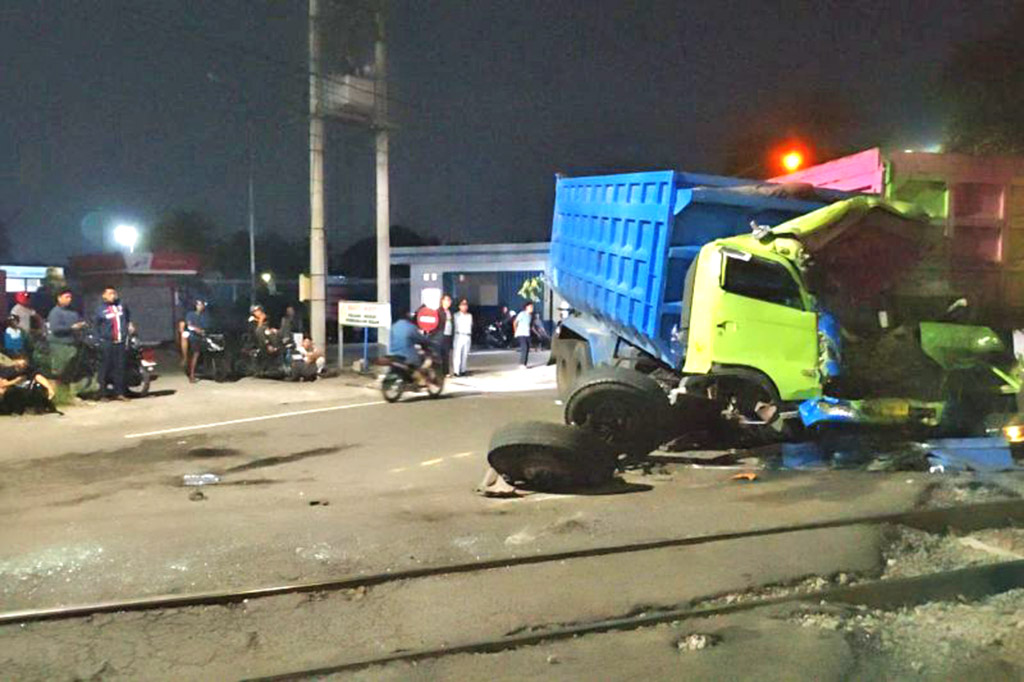 Truk Tertemper Kereta di Madiun, KAI Minta Warga Patuhi Aturan di Perlintasan 