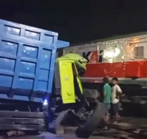 Kereta Dhoho Hantam Truk Muatan Pasir yang Mogok di Blitar 