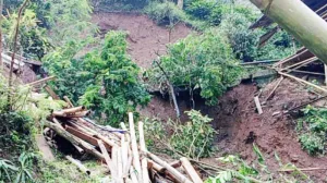Operasional Curug Malela Ditutup Akibat Longsor, BPBD Kerahkan Tim Bersihkan Material