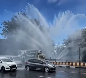 Pengendara di MERR Surabaya Disambut Air Mancur Raksasa dari Pipa PDAM yang Bocor
