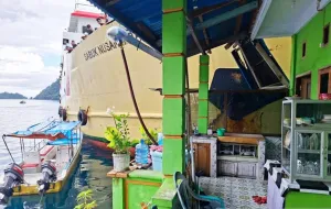 Akibat Gas Nyangkut, Kapal Tabrak Permukiman di Banda