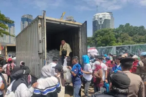 May Day 2026 di Monas: Ribuan Buruh Antre Sembako Gratis dari Istana
