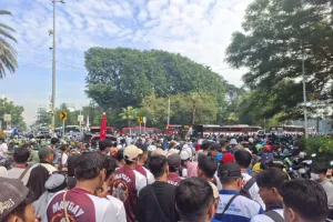 May Day: Ribuan Massa Buruh dari Berbagai Serikat Padati Kawasan Monas 