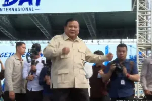 Peringati Hari Buruh di Monas, Prabowo Lempar Topi hingga Joget di Panggung 