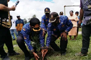 Hardiknas 2026: Disdikbud Papua Pegunungan Tanam 100 Pohon di SMA Kristen Wamena