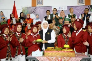 Hardiknas 2026, Khofifah Saksikan Pidato 5 Bahasa Siswa SRMP Mojokerto