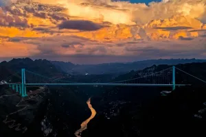 Jembatan Ngarai Besar Huajiang di Tiongkok Tertinggi di Dunia, Ketinggian Mencapai 626,01 Meter 