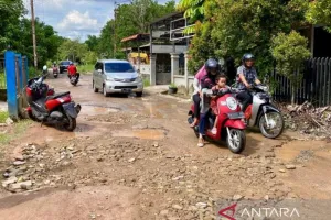 Bupati Sujiwo Pastikan Perbaikan Jalan Pontianak–Kubu Raya Dimulai 2026
